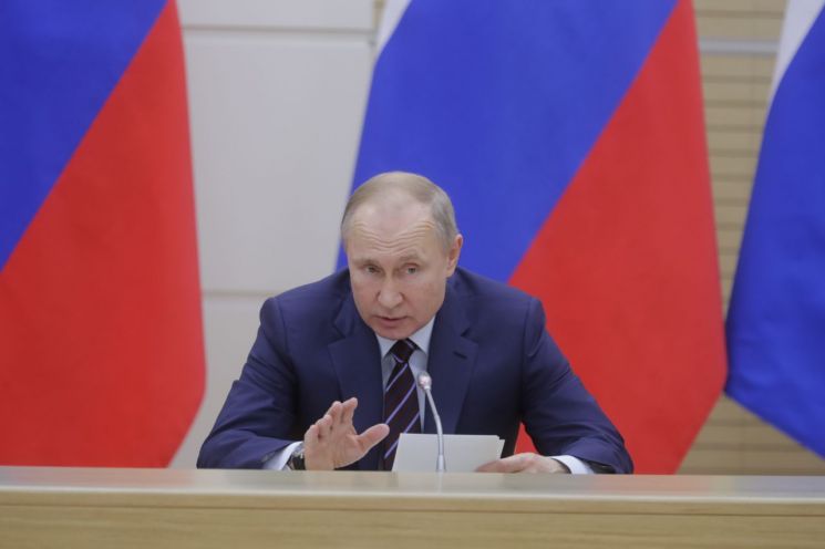 푸틴 "국가 지도자 임기 제한 없애는 개헌, 지지하지 않는다"