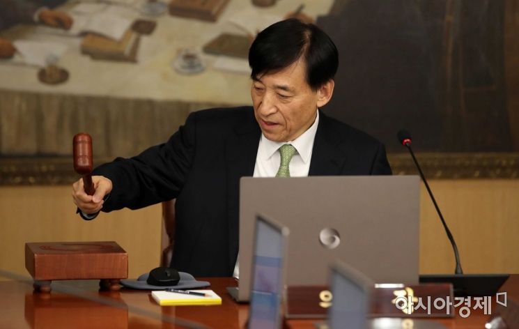 이주열 한국은행 총재가 17일 서울 중구 한국은행에서 열린 '통화정책방향 금융통화위원회'에 참석해 의사봉을 두드리고 있다./강진형 기자aymsdream@