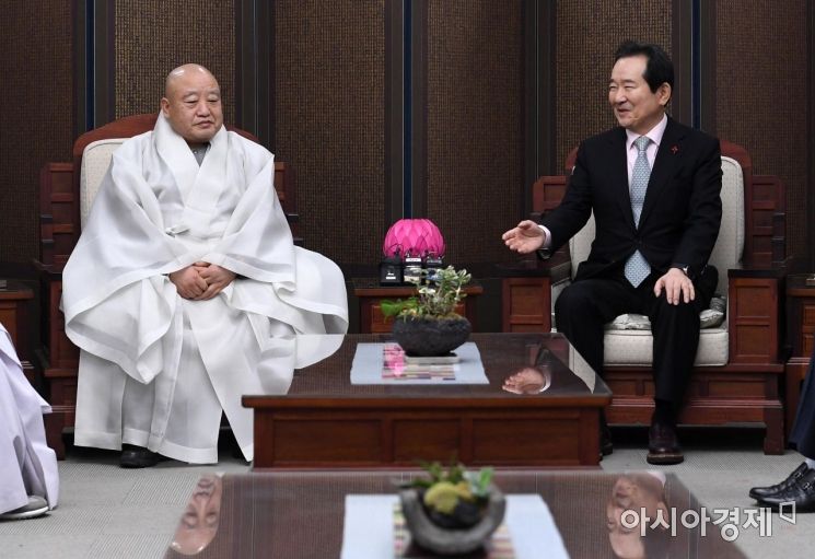 정세균 국무총리가 17일 서울 종로구 조계사에서 원행 대한불고 조계종 총무원장을 예방하고 있다./김현민 기자 kimhyun81@