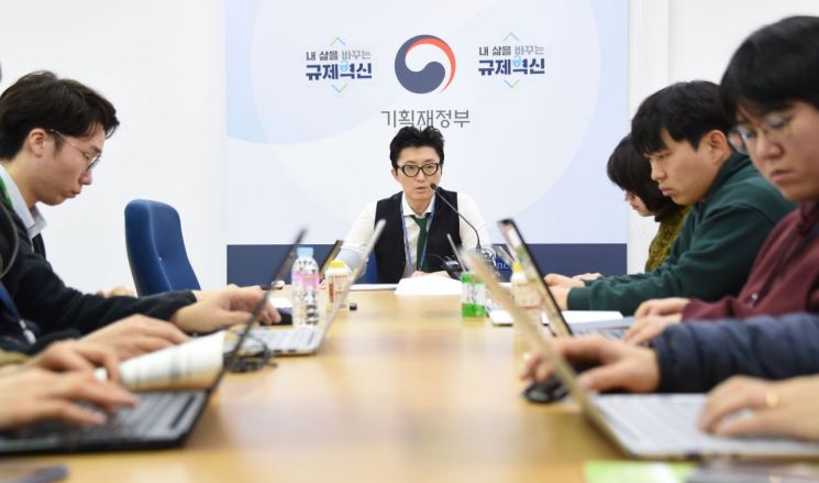 홍민석 기획재정부 경제분석과장(가운데)이 17일 정부세종청사에서 '2020년 1월 최근 경제동향'과 관련 배경브리핑을 하고 있다. (사진=기획재정부)