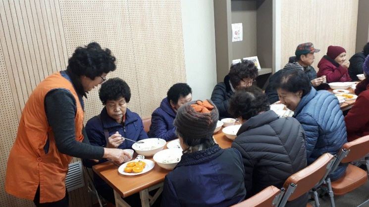 [포토]광진구 중곡4동주민센터 ‘새해맞이 떡국 나눔' 행사 마련  