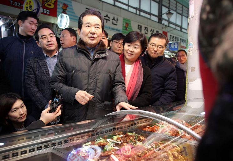 정세균(앞줄 가운데) 국무총리가 18일 서울 중랑구 우림골목시장을 방문해 물가를 점검하며 상인과 대화하고 있다.(자료제공=연합뉴스)