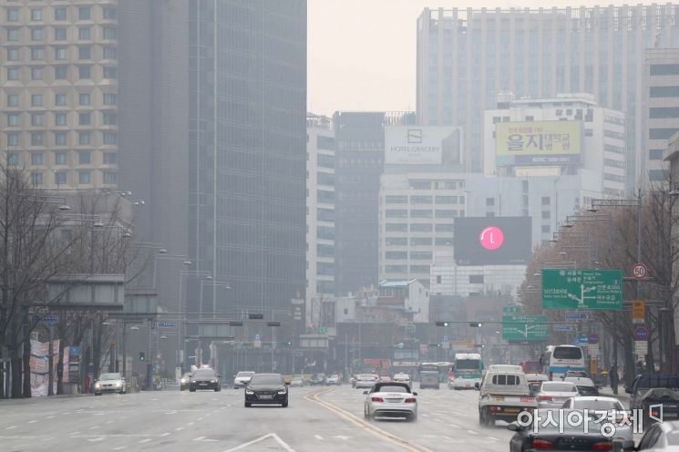 서울을 비롯한 중서부 지역에서 초미세먼지 농도가 '나쁨' 단계를 보인 19일 광화문광장에서 바라본 도심이 뿌옇다. /문호남 기자 munonam@