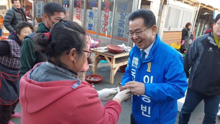 이용빈 예비후보, 설맞이 전통시장 봉사활동 펼쳐