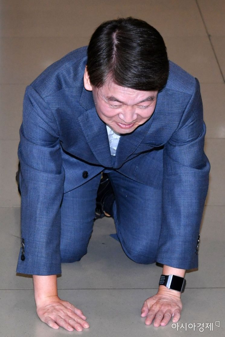 안철수 “실용적 중도정당 만들 것…총선 불출마”(종합)