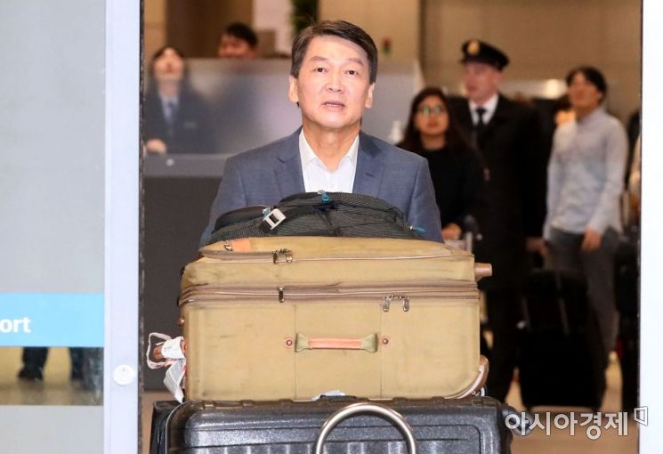 안철수 전 바른미래당 의원이 19일 인천국제공항을 통해 귀국하고 있다. /문호남 기자 munonam@