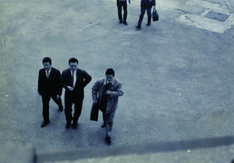 일본에서 롯데를 세우고 1965년 한일 수교를 계기로 입국하고 있는 신격호 롯데그룹 명예회장(오른쪽 첫번째).<사진제공=롯데지주>