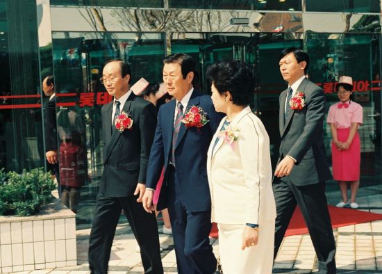 1991년 롯데백화점 영등포점 개점 기념식에 참석한 신격호 롯데그룹 명예회장 내외와 신동빈 회장