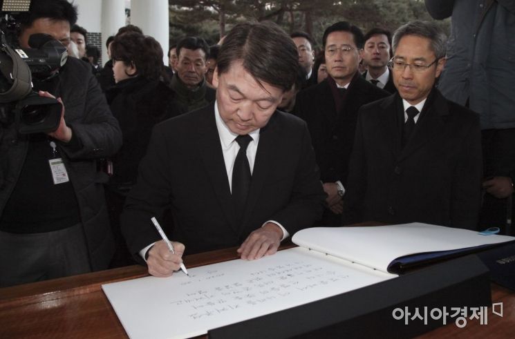 안철수 전 바른미래당 의원이 20일 서울 동작구 국립서울현충원을 찾아 참배한 뒤 방명록을 쓰고 있다. /문호남 기자 munonam@