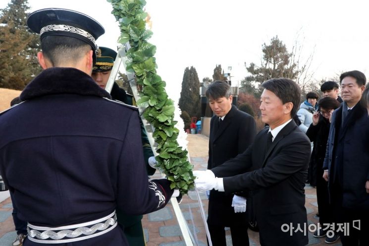 [포토]안철수, 김대중 묘소 참배 