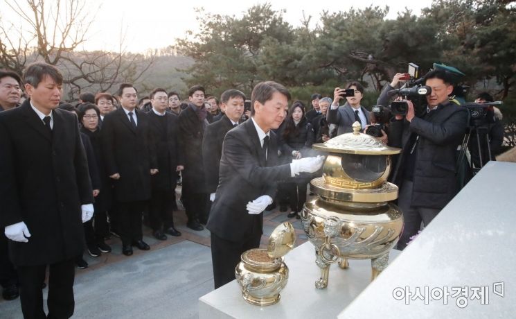 [포토]고 김대중 전 대통령 묘소 참배하는 안철수