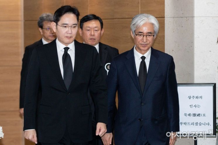 이재용 삼성전자 부회장이 20일 서울 송파구 서울아산병원 장례식장에 마련된 故 신격호 롯데그룹 명예회장 빈소를 나서고 있다./강진형 기자aymsdream@