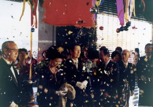 1979년 12월 7일 신격호 명예회장 내외가 롯데쇼핑센터(현 롯데백화점 소공동 본점) 개장식에서 테이프 커팅을 진행하고 있다.