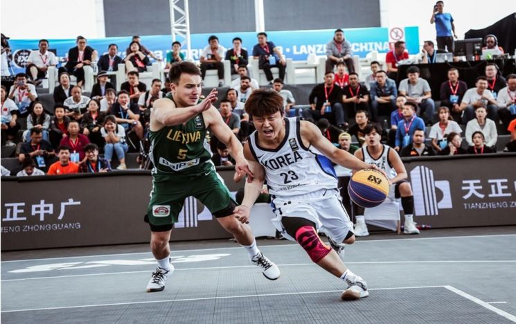 한준혁이 지난해 10월 중국 란저우에서 열린 국제농구연맹(FIBA) 3x3 U23 월드컵 2019 리투아니아와의 경기에서 돌파를 시도하고 있다.  [사진= FIBA 제공]