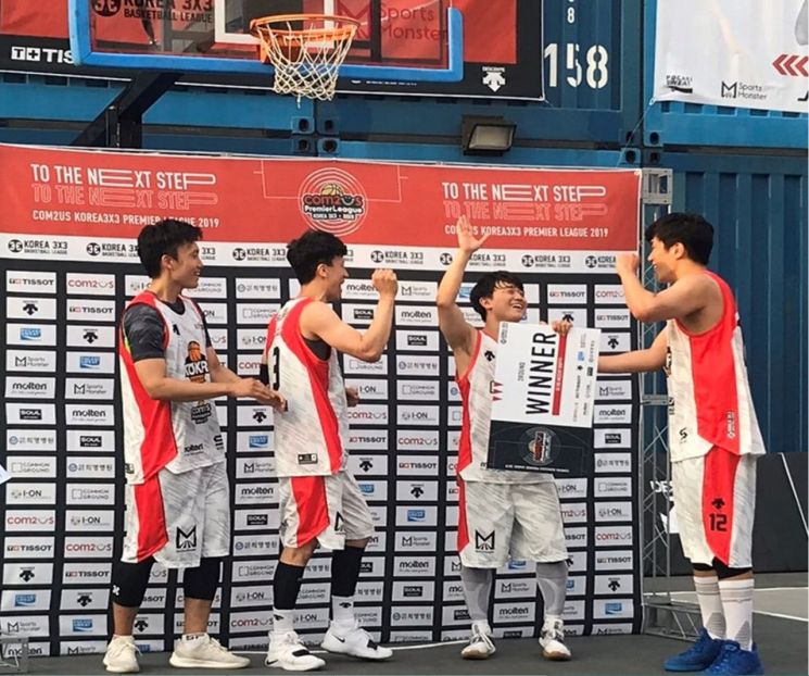 코끼리프렌즈의 이정준, 김철, 한준혁, 김동현 선수가 컴투스 코리아 3X3 프리미어리그 2019 2라운드에서 우승한 뒤 환호하고 있다.  [사진= 박강자]