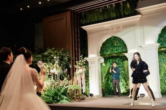 가수 선미가 자신의 팬 결혼식에서 축가를 불렀다/사진=메이크어스 엔터테인먼트