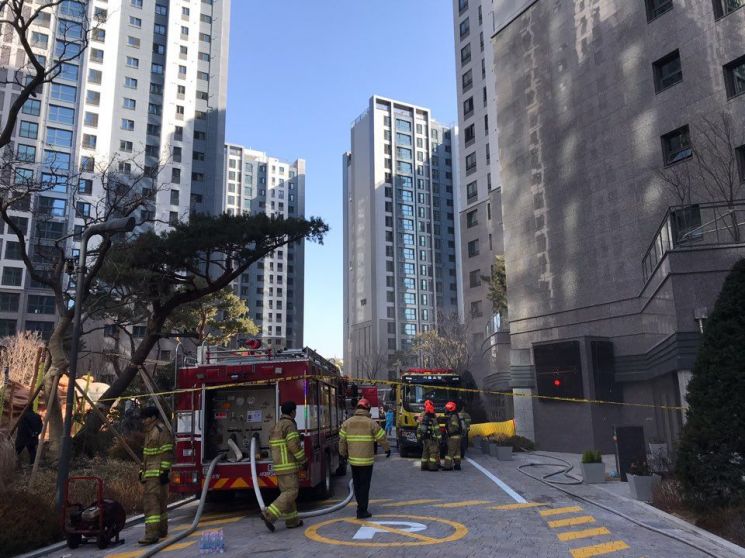 입주 앞둔 신축 아파트서 불…2명 연기 흡입