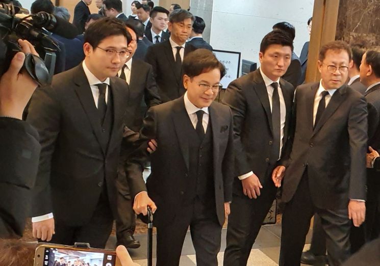 이낙연 "한국경제 고도성장 이끈 주역"…신격호 빈소, 이어지는 조문 행렬