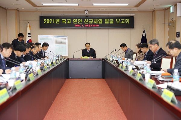 20일 군청 영상회의실에서 부군수 주재로 ‘2021년도 국고 현안 신규사업 발굴 보고회’를 개최했다. (사진제공=신안군)