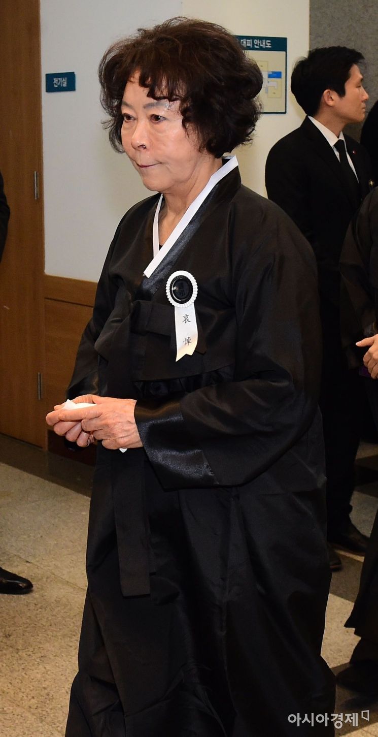 [포토]빈소 들어서는 신영자 이사장