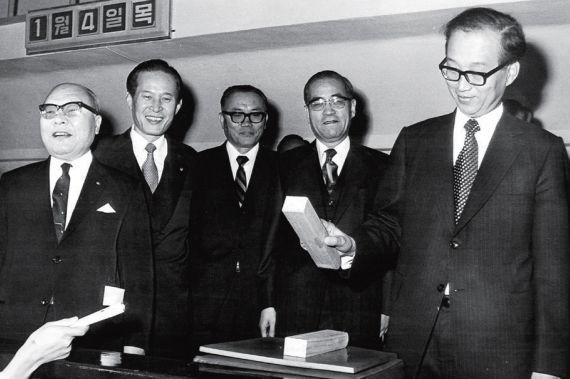 1973년 1월 4일 증권시장 개장식에서 남덕우 당시 재무부장관이 격탁을 치고 있다.<사진=한국거래소>