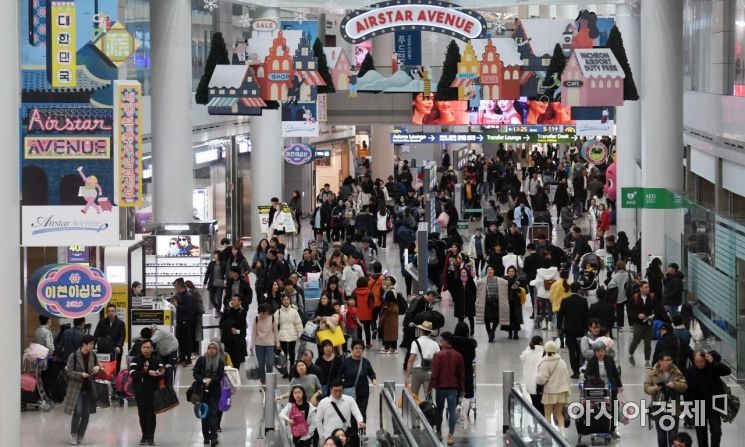 [포토] 인파로 붐비는 인천공항 출국장 면세구역