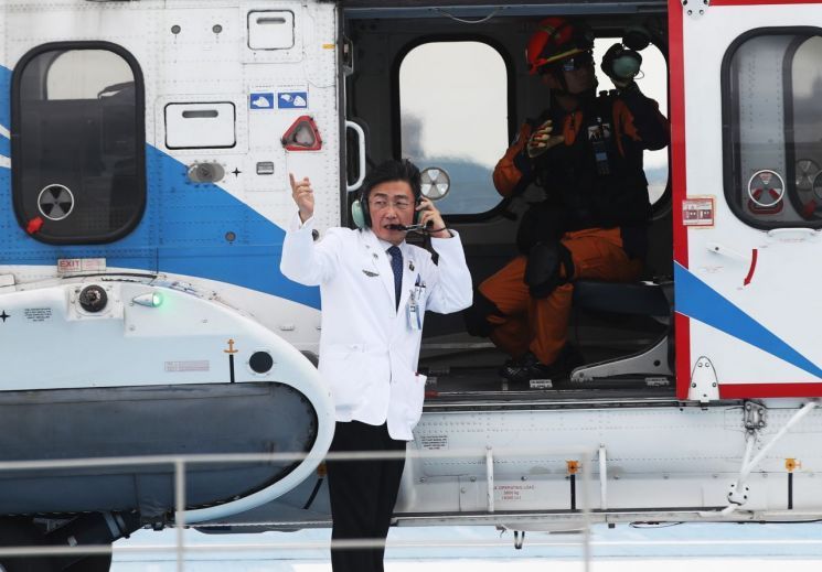 지난해 9월6일 오후 경기도 수원시 아주대학교병원 경기남부권역외상센터에서 열린 '일곱 번째 닥터헬기 출범식'에서 이국종 센터장이 헤드셋을 착용하고 관계자와 이야기를 나누고 있다.[이미지출처=연합뉴스]