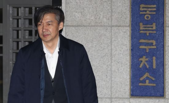 '유재수 감찰무마 의혹'과 관련해 직권남용 권리행사 방해 혐의를 받는 조국 전 법무부 장관이 지난해 12월27일 오전 구속영장이 기각되자 송파구 서울동부구치소를 나서 차로 향하고 있다. [이미지출처=연합뉴스]