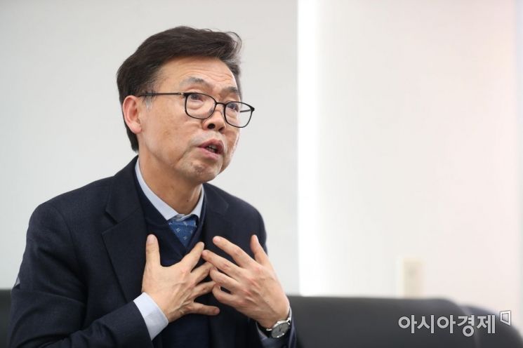홍장표 소득주도성장특별위원장이 21일 아시아경제와 인터뷰하고 있다. /문호남 기자 munonam@