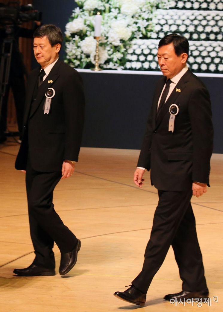 신동주 에스디제이 회장과 신동빈 롯데그룹 회장이 지난 1월22일 오전 서울 송파구 롯데월드몰 콘서트홀에서 엄수된 故 신격호 롯데그룹 명예회장의 영결식에서 헌화를 마치고 자리로 돌아가고 있다./김현민 기자 kimhyun81@