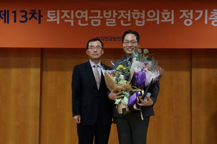 김대환 고용노동부 근로기준정책관(사진 왼쪽)과 최정기 이랜드 퇴직연금업무 총괄팀장이 21일 현대해상 역삼동 사옥에서 열린 퇴직연금발전협의회 정기총회에서 고용노동부장관 표창을 받은 뒤 기념 촬영을 하고 있다.