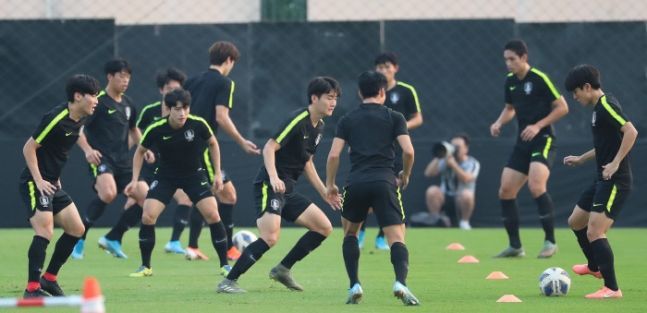 21일(현지시간) 오후 태국 방콕 알파인 풋볼 캠프에서 한국 U-23 축구대표팀 선수들이 훈련 중이다. [이미지출처=연합뉴스]