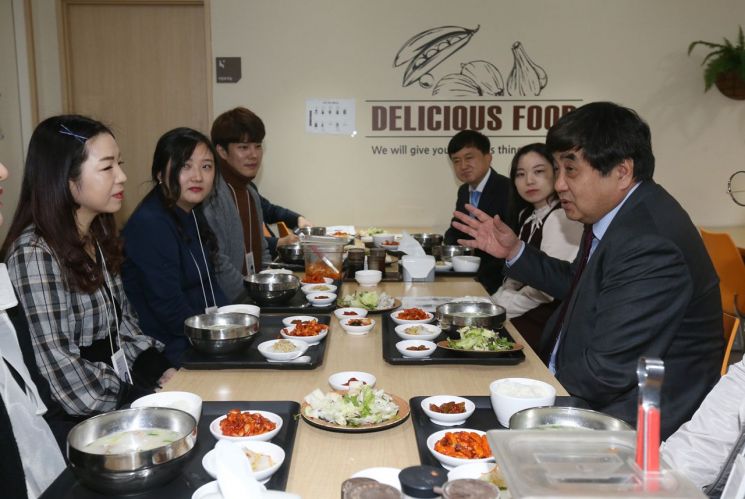 한상혁 방송통신위원회 위원장(오른쪽)이 22일 LG유플러스 서울 고객센터를 방문해 상담사들과 점심식사를 하며 대화하고 있다.[사진=방통위 제공]