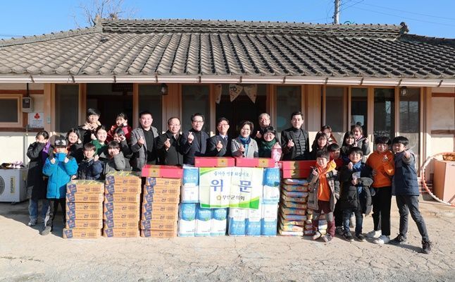 지난 21일 설 명절을 앞두고 지역 내 사회복지시설과 일로전통시장을 방문해 지역 돌보기에 나섰다. (사진제공=무안군)
