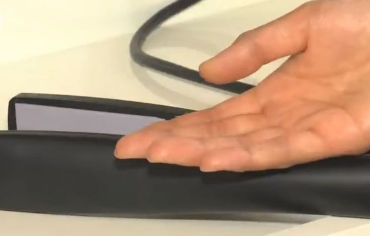 감전이 우려되는 전기제품을 사용하기 전에 먼저 오른손 손등으로 살짝 터치한 뒤에 사용하면 안전합니다. [사진=유튜브 화면캡처]