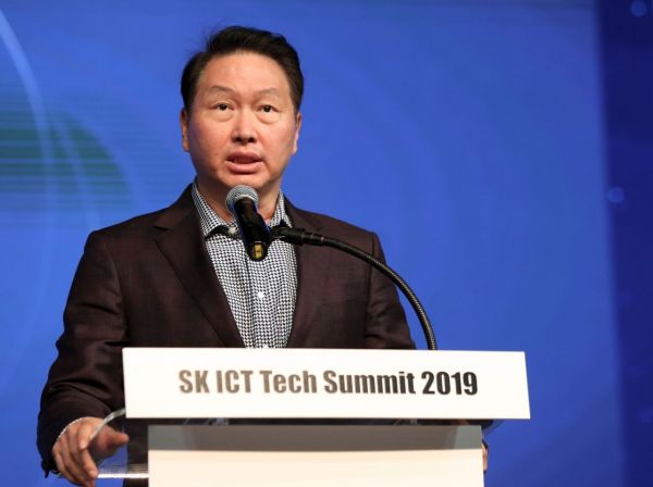 최태원 SK 회장이 지난해 10월28일 서울 광진구 워커힐 호텔에서 열린 'SK ICT Tech Summit 2019' 개막식에서 개회사를 하고 있다/사진=연합뉴스