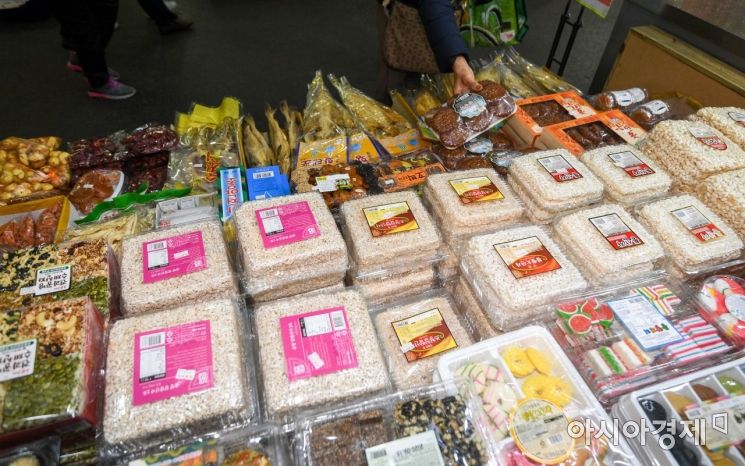 [포토]전통시장서 제수용품 준비하는 시민