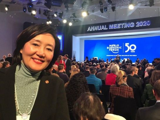 박영선 중소벤처기업부 장관이 스위스 다보스에서 열린 제50회 세계경제포럼(WEF)에 참석해 활짝 웃고 있다.