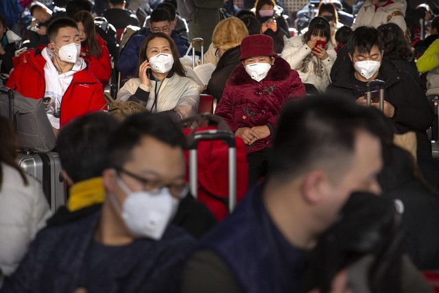 중국에서 신종 코로나바이러스에 감염된 환자가 급속히 늘어나는 가운데 21일 베이징 서역 대기실에서 마스크를 쓴 여행객들이 열차 출발을 기다리고 있다. 사진=베이징/AP 연합뉴스
