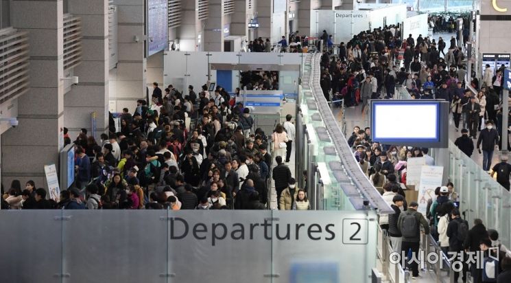 [포토] 이용객들로 붐비는 인천공항 출국장