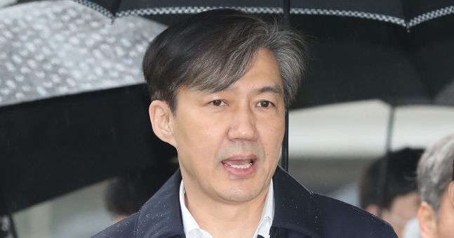 조국 '가족비리·감찰중단' 사건 병합… 다음달 12일 첫 재판절차