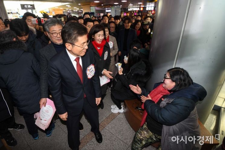 [포토]귀성객들과 인사하는 황교안 자유한국당 대표