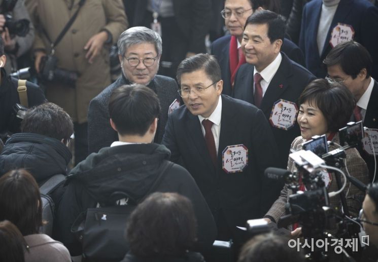 [포토]자유한국당, 서울역 귀성 인사
