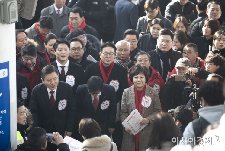 [포토]서울역 귀성 인사 나선 자유한국당