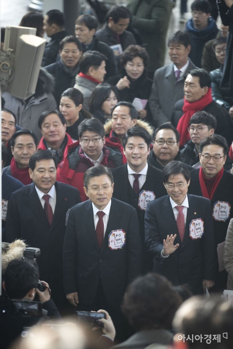 [포토]설 명절 앞두고 서울역 찾은 자유한국당