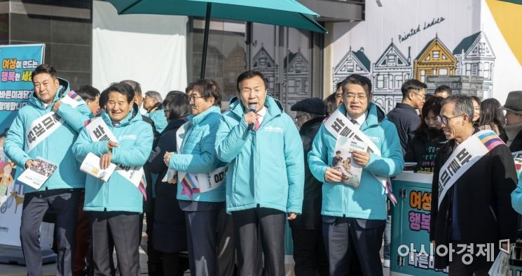 민족 최대의 명절 설 연휴를 앞둔 23일 서울 용산역 광장에서 손학규 바른미래당 대표가 귀성인사를 하고 있다./윤동주 기자 doso7@