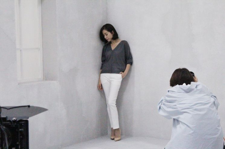 송윤아, 2020 봄 화보 비하인드 컷 공개 "우아美"