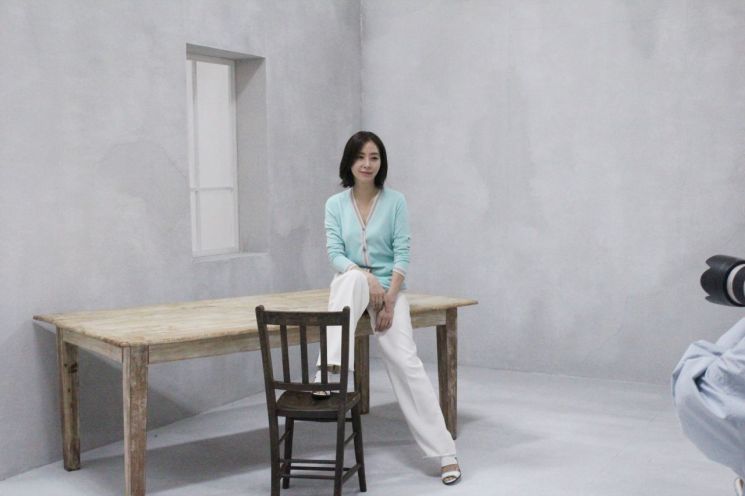 송윤아, 2020 봄 화보 비하인드 컷 공개 "우아美"