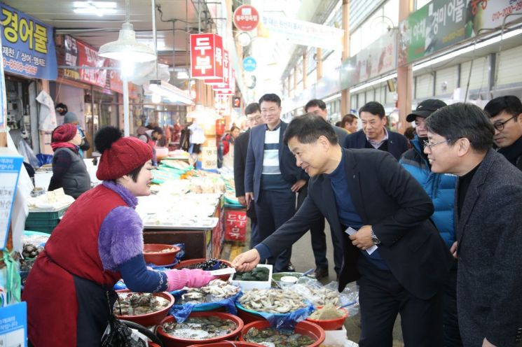 장석웅 전남교육감이 설 명절을 맞아 도교육청 직원들과 전통시장 맛보기 행사를 갖고 있다. (사진= 전남도교육청 제공)