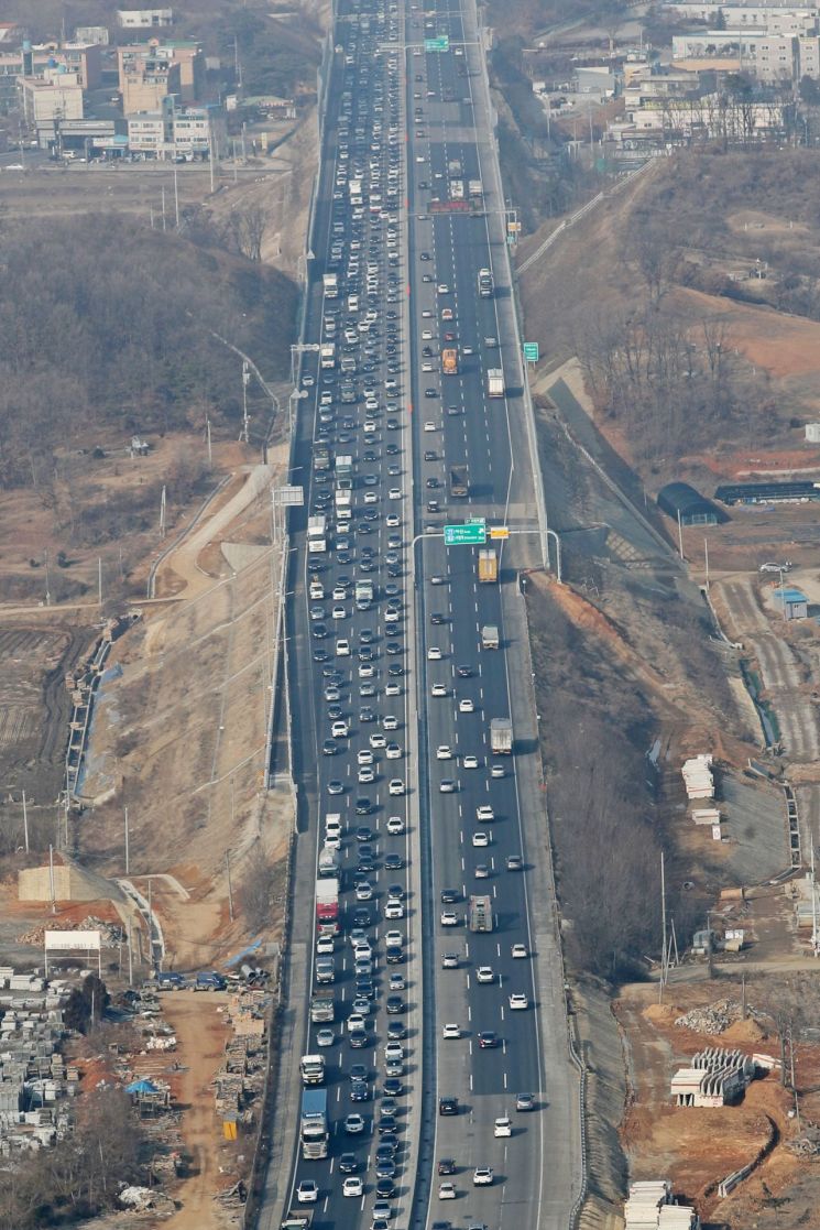 23일 경찰청 헬기에서 본 서해안고속도로 하행선이 귀성길에 오른 차량으로 정체 현상을 보이고 있다.<이미지출처:연합뉴스>